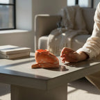 Cendrier en forme de jambes posé sur table, décoration insolite et originale