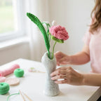 Soliflore en forme de main posé sur table, décoration intérieure artistique