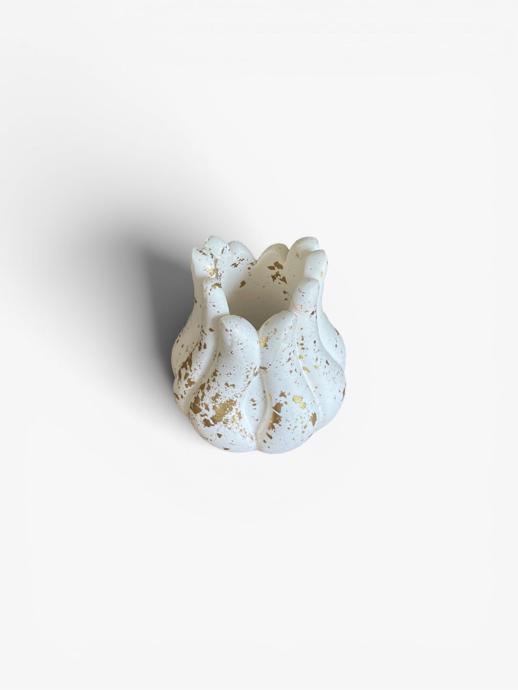 Vase unique blanc et feuille dorées 