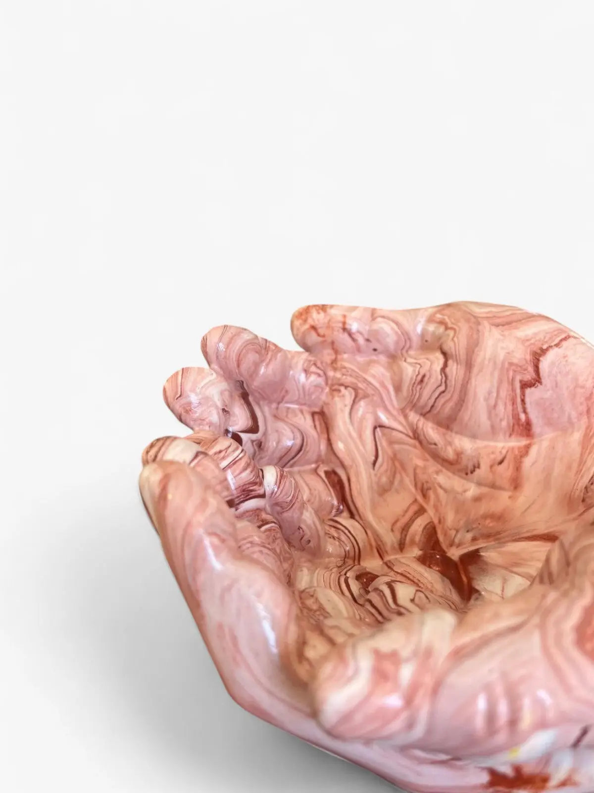 Vide-poches mains, détail de la sculpture et finition artisanale